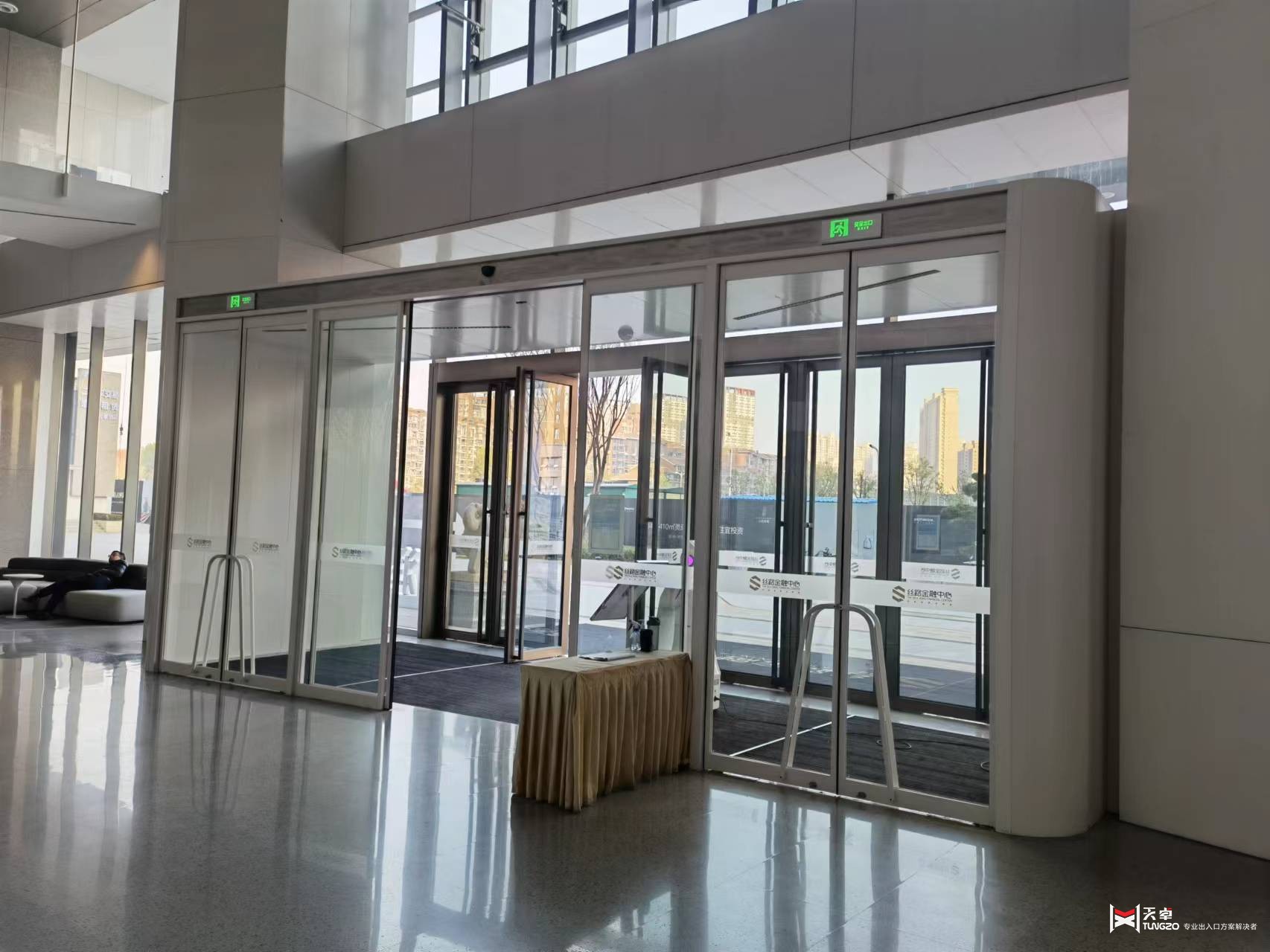 42辦公樓自動(dòng)門(mén)國(guó)潤(rùn)城42fa121e2314bef002621c7c487e76d.jpg