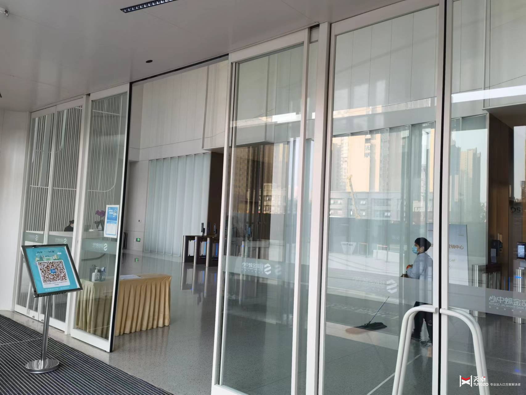 42辦公樓自動(dòng)門(mén)國(guó)潤(rùn)城ac071b1705200000aa93322c5ab2492.jpg